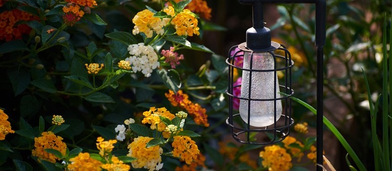 Jak zamontować lampy w ogrodzie?
